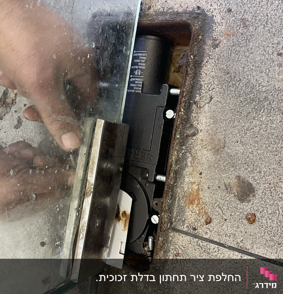 ידיים מתקנות דלת זכוכית עם ציר מתכת